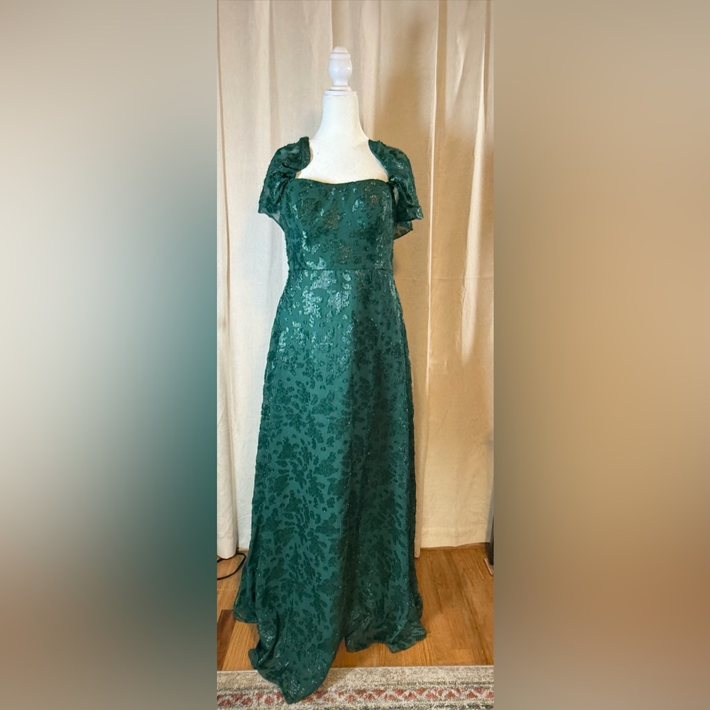 Elegant Green Off-Shoulder Lace Dress - Picture 4 of 5